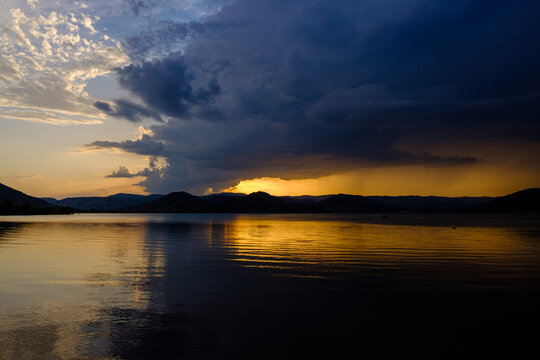 Gros front d'orage de gr&ecirc;le durant les &eacute;pisodes c&eacute;venole sur le Lac du salagou dans le sud de la France. Paysage d'un autre monde, lumi&egrave;re &eacute;trange.