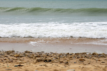 Ressac sur une plage de sable à marée basse