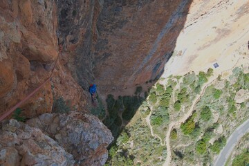 Escalando y disfrutando en una gran pared.