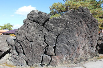 大きく割れている岩がある風景