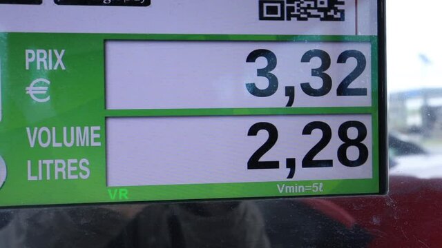 affichage du prix du carburant dans une station service