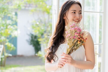 お花を持った若い日本人女性　ポートレート
