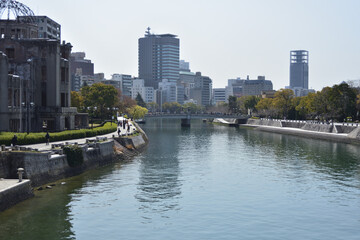 Obraz premium 相生橋から元安川と元安橋方面を望む