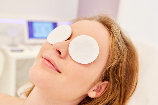 Cotton pads as compresses on the eyes