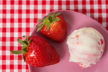 Kugel Erdbeereis mit Erdbeeren und Variegato