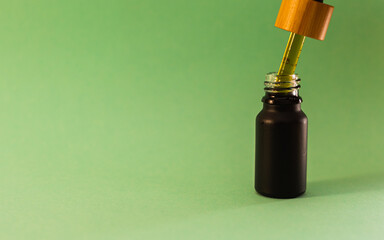 CBD Öl in einer schwarzen Flasche mit Pipette