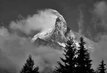 Matterhorn Berg Wolke Schweiz Graustufen schwarz-weiß Wallis Zermatt Panorama Reflektion Gipfel...