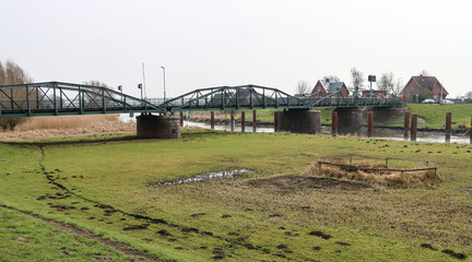 Fototapeta premium Historische Drehbrücke über die Pinnau in Neuendeich