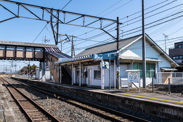 Fototapeta na wymiar 東北本線新田駅　東北本線最古駅舎とレール再利用の跨線橋