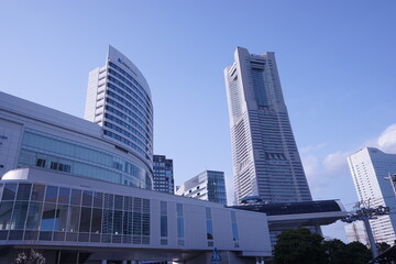 Obraz premium Cityscape of Yokohama, nearby Sakuragicho station in japan - 横浜 街並み 桜木町駅前