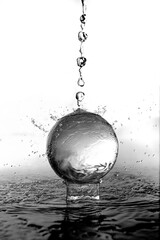 Wasser Spritzer auf Glaskugel