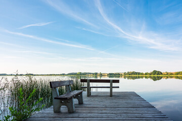 Fototapeta na wymiar Landschaft mit See und Steg in Potzlow