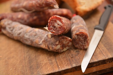 salame e salsiccia di maiale  tipico cibo del sud Italia per la festa della Pasqua