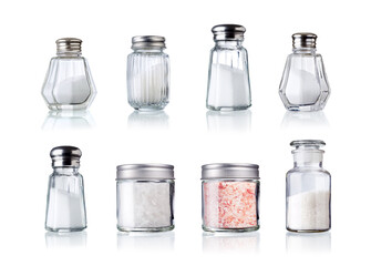 diverse Salzstreuer und  Glas gefäße gefüllt mit verschiedenen Salzarten