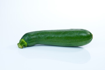 Eine grüne Zucchini (Zutat in der Küche für Gemüse oder Salate)