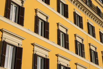Obraz premium Typical roman city center facade with classic window ornaments
