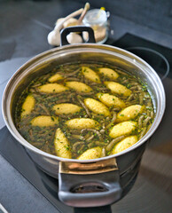 Suppe mit Nockerl, Leberspätzle, kleinen Leberknödel , Kurkuma und Kräutern