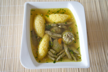 Suppe mit Nockerl, Leberspätzle, kleinen Leberknödel , Kurkuma und Kräutern servieren