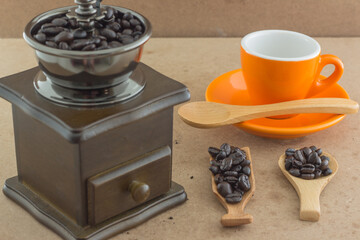 Coffee cup with grinder