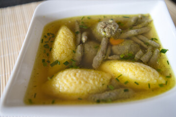 Suppe mit Nockerl, Leberspätzle, kleinen Leberknödel , Kurkuma und Kräutern servieren
