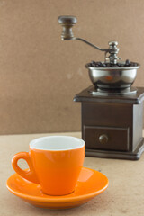 Coffee cup with grinder