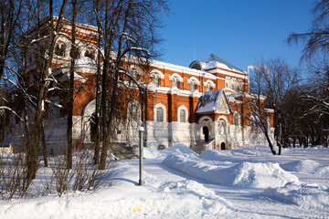Naklejka premium Picturesque winter landscape overlooking historic building of Museum of Crystal in Russian town of Gus-Khrustalny.