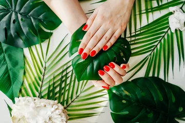 Fotobehang Gemanicuurde vrouw nagels met rode nagellak. © Татьяна Максимова