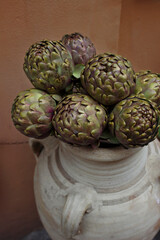 Obraz premium Fresh artichokes in a white ceramic vase in Rome, Italy