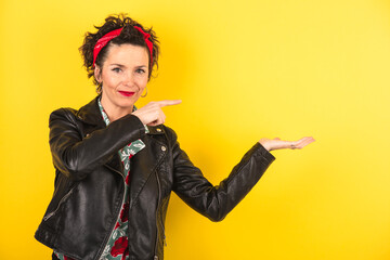 Pin up woman showing an empty space to advertise a product