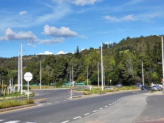 Entrada a la glorieta en medio de un paisaje de campo