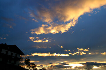 wolkiger Sonnenuntergang in den Bergen, blau-orange