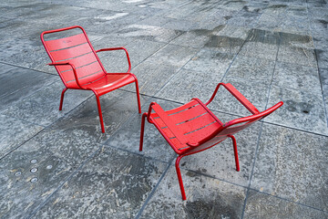 Zwei rote Stühle, die zum Gespräch einladen, Bundesplatz,Bern, Schweiz