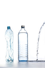 Vergleich von Plastikflasche, Glasfalsche und Wasser direkt aus dem Wasserhahn 