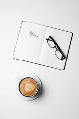 Kaffee mit Brille und Buch für Ideen