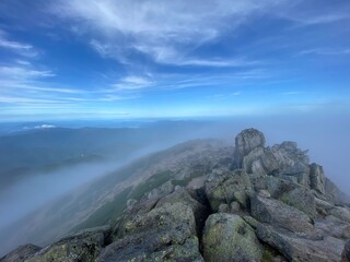 霧がかった山の風景