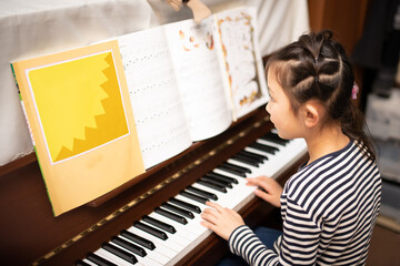 Fototapeta na wymiar ピアノを演奏する少女
