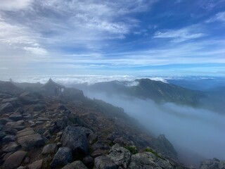 霧がかった山の風景
