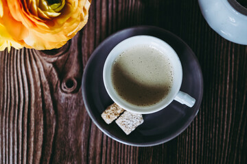 Tasse de café expresso sur la table avec un petit bouquet de fleurs renoncules - Ambiance florale à la maison