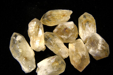 Cristalli di quarzo citrino naturale dal tipico colore giallo paglierino. 