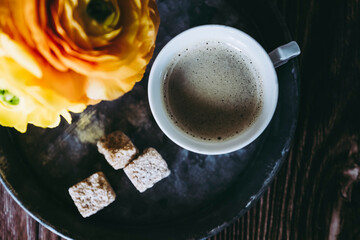 Tasse de café expresso sur la table avec un petit bouquet de fleurs renoncules - Ambiance florale...