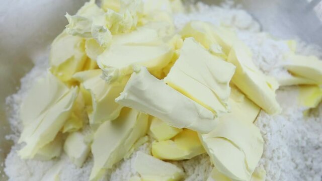 beurre et farine dans un plat