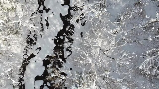 北海道でドローン撮影した、雪山と冬の川です。