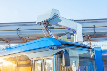 Device for recharging batteries on the roof of an environmentally friendly transport of a city bus,...