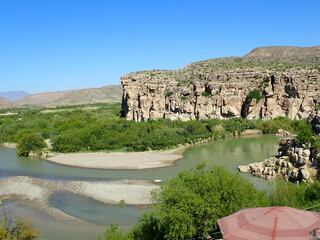 Fototapeta premium Rio Grand River flowing through the southwest desert