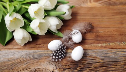 Ostereier mit Tulpen