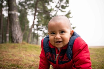 Bebe mexicano en el bosque