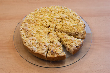 Selbstgebackene Apfeltorte auf einem Glasteller