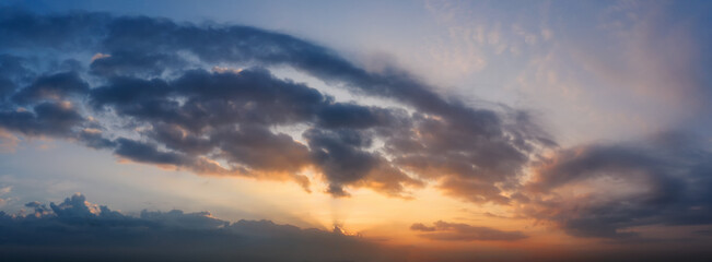Fototapeta na wymiar Beautiful sunrise sky with sunrays shining through the clouds.