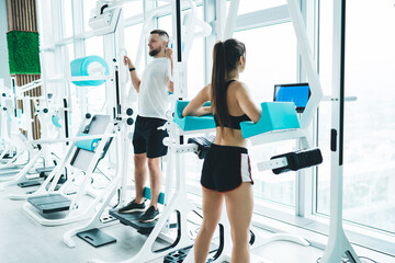 Fototapeta na wymiar Fit couple training in gym