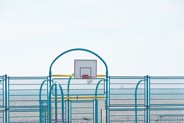 Un terrain de basket en bord de mer / A basketball court by the sea